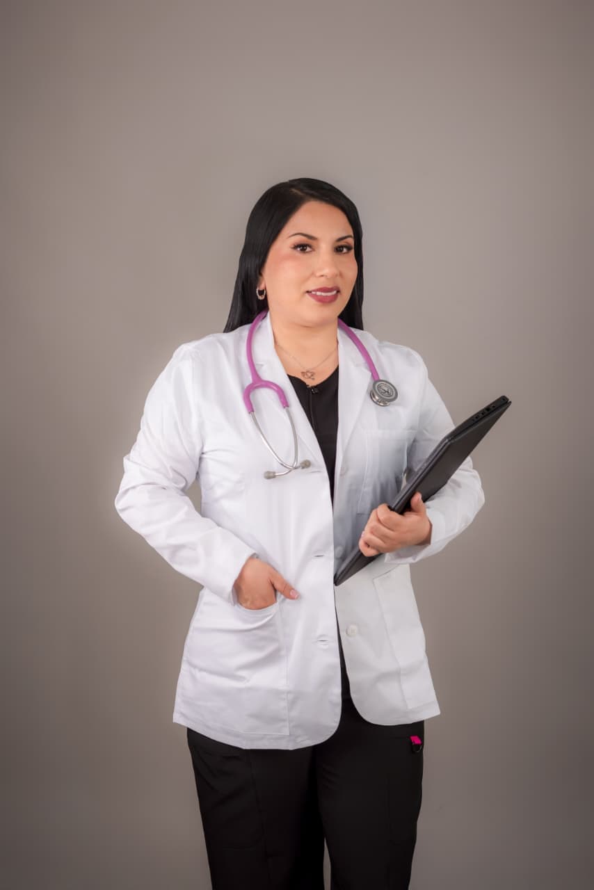 Dra. Lizbeth Quiñones resolviendo dudas